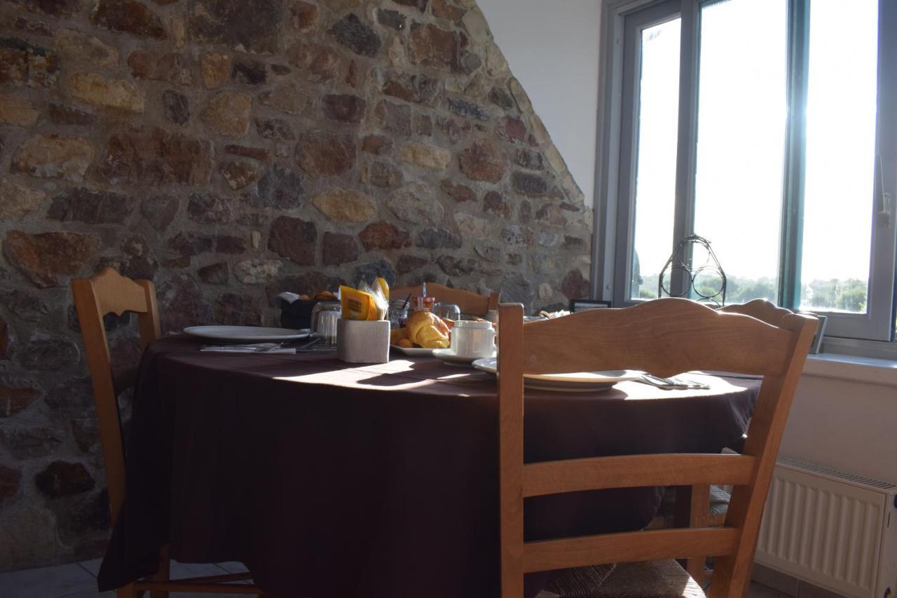 Auberge de la vallée de la douve L'Etang-Bertrand Esterno foto